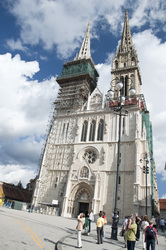 Zagreb%20cathedral%20and%20tourists